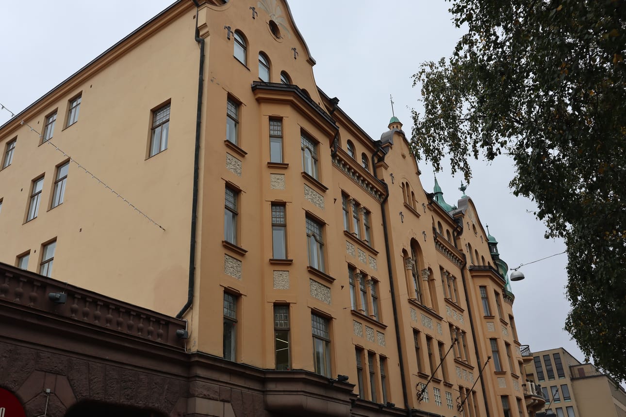 Kurteniassa on toiminut useita eri pankkeja vuosien varrella. Vuonna 1904 valmistuneen jugend-rakennuksen on suunnitellut arkkitehti Fredrik Thesleff. Lukijat kiittelivät rakennuksen useita yksityiskohtia, komeaa kupolia ja sitä, että rakennus on myös sisältä kaunis.