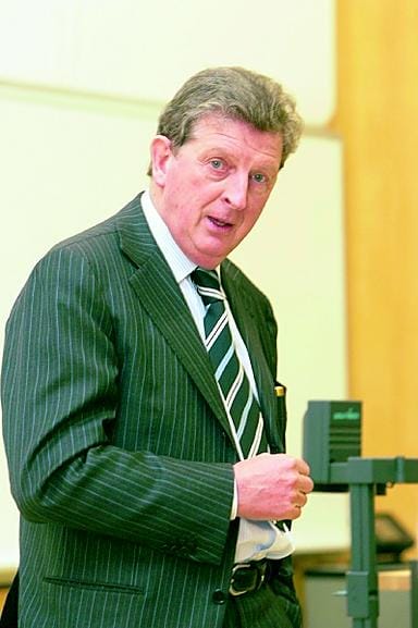 Suomen jalkapallomaajoukkuetta runsaan vuoden ajan valmentanut Roy Hodgson käväisi keskiviikkona AC Oulun kutsumana ensimmäisen kerran Oulussa. Hodgson ehti vierailunsa päätteeksi vastata myös yleisön esittämiin kysymyksiin pääkirjaston Pakkalan salissa.