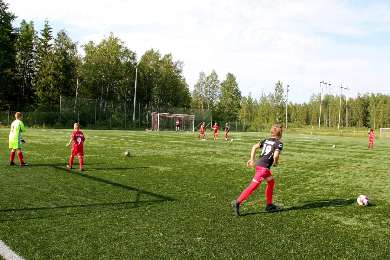 Kemin Karihaaran tekonurmikenttä tuli myyntiin nettihuutokauppaan.