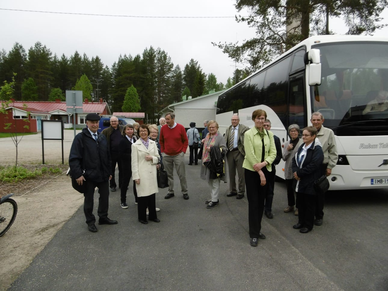 Senioriopettajat saapuneet bussilla perille Hyrynsalmelle