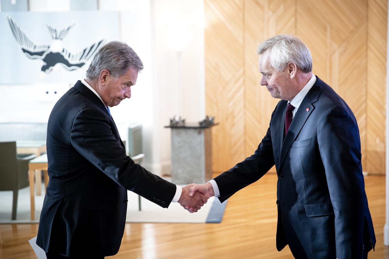 Pääministeri Antti Rinne erosi ja hallitus kaatui. Rinne vei eroilmoituksen presidentti Sauli Niinistölle Mäntyniemeen.