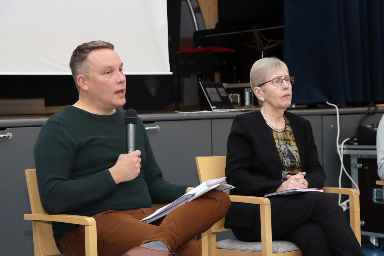 Kurikan sivistyslautakunnan puheenjohtaja Markus Blommaendahl avasi tilaisuuden. Vieressä istuu opetuspäällikkö Anne-Mari Packalén-Reinikainen.