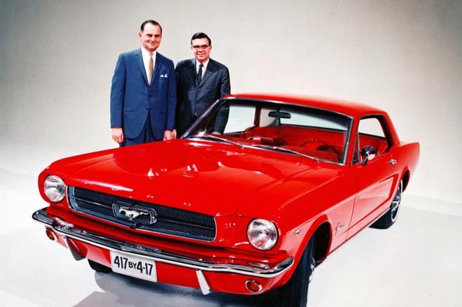Fordin silloinen toimitusjohtaja Lee Iacocca (vas.) ja Ford Mustangin kehityksestä ja muotoilusta vastaava Don Frey poseeraavat 1960-luvun Ford Mustangin vieressä. Iacoccaa pidetään miehenä, joka toi Mustangin maailmalle.