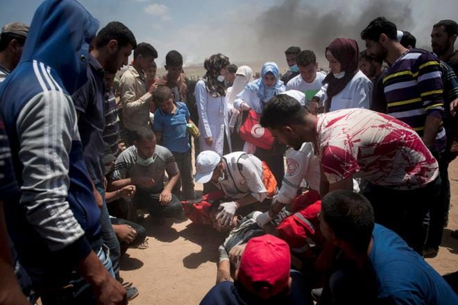 Haavoittunut palestiinalainen mielenosoittaja sai apua Gazan rajalla maanantaina. KUVA: LUCA PIERGIOVANNI/EPA