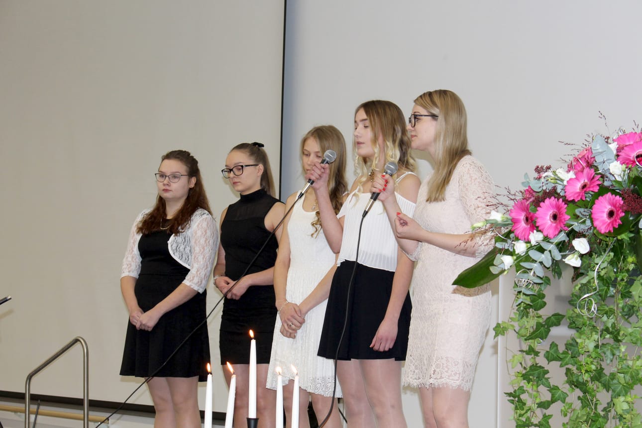 Kaisla Huovinen, Sarianna Lampela, Nelli Rissanen, Leena Savolainen ja Reetta Telkki esittivät laulun Kaunis mieli. Heitä säestivät pianolla Juhani Heikkilä ja kitaralla Akseli Ahonperä.
