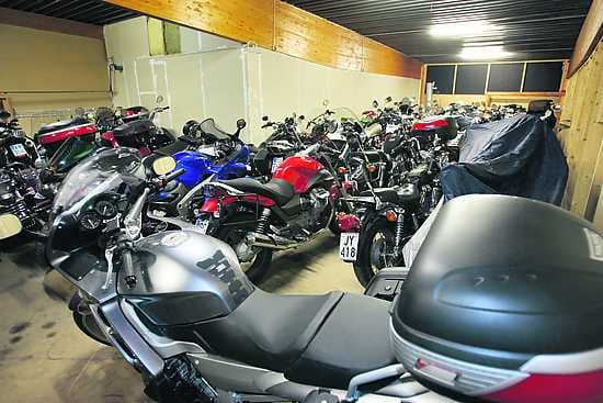 Talviunilla. Moottoripyörät saavat levätä talviunia Motormanin varastossa. Omistajat eivät saa tulla kesken talven taputtelemaan pelejään, vaan jälleennäkeminen koittaa vasta keväällä.
