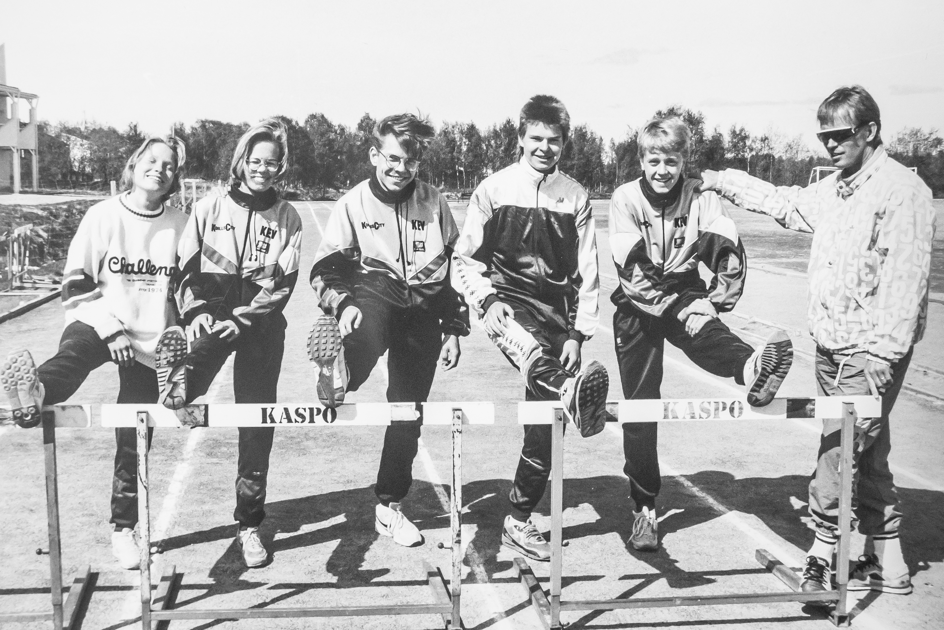 Ketä lienevät nämä reipashenkiset urheilijanuoret?