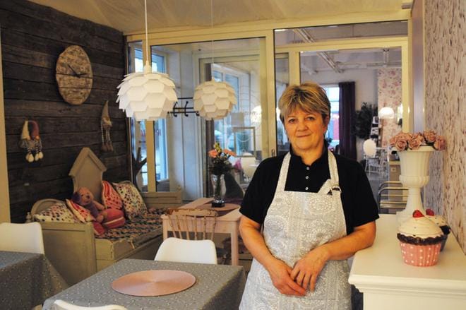 Paula Kahran kotileipomo on toiminut Kuurnassa kauppakeskuksen alusta saakka. Laajennusosa toi kahvilaan 12 lisäpaikkaa. KUVA: EEVA-LIISA KULJU