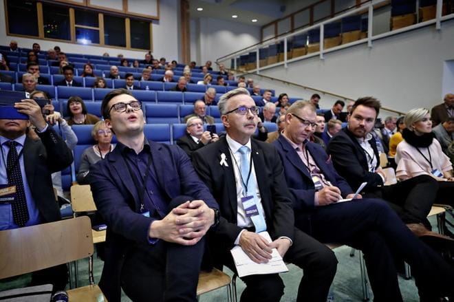 Seinäjokelainen yrittäjä Jesse Luhtala valittiin kokoomuspiirin puheenjohtajaksi lauantaina Kauhajoella äänin 51–40. Jukka Joensuu (keskellä) jäi kakkoseksi. Sami Yli-Rahnasto sai ensimmäisellä kierroksella viisi ääntä, Tommi Mäki 15. KUVA: TOMI KOSONEN