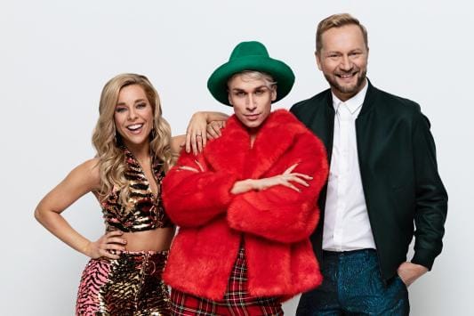 Suoran UMK19: Darude -valintalähetyksen Turun Logomosta juontaa kolmikko Krista Siegfrids, Christoffer Strandberg ja Mikko Silvennoinen. KUVA: Yle Kuvapalvelu