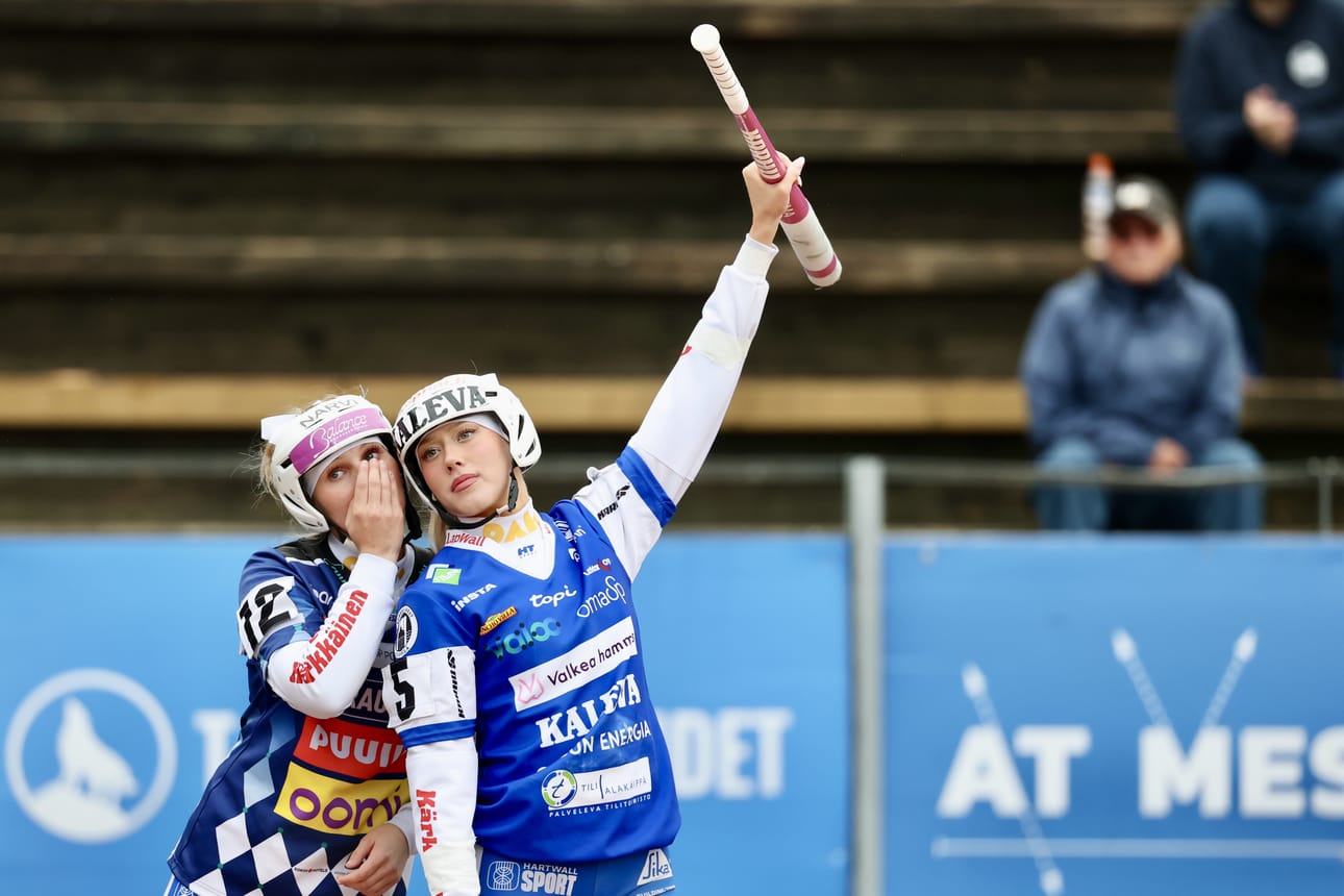 Peppi Keski-Korsu kuvassa vasemmalla. Vieressä toinen raahelaislähtöinen pelaaja Jonna Heinula.