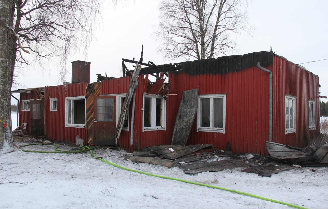 Omakotitalo tuhoutui tulipalossa Niemeläntiellä Kauhavan Ylihärmässä.