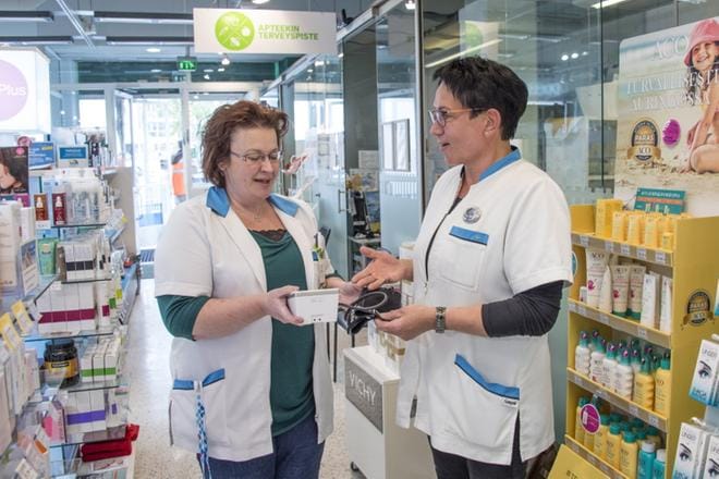 Sairaanhoitaja Pauliina Ruskomaa (vas.) työskentelee Tikkurilassa Asema Apteekin Terveyspisteessä. Apteekkari Kirsi Paulamäki halusi laajentaa apteekkinsa palveluita. KUVA: Markku Ojala/Compic