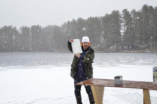 Keksijä Janne Käpylehto esittelee jäänpaksuutta Halkosaaressa. KUVAT: MARKKU TURPELA