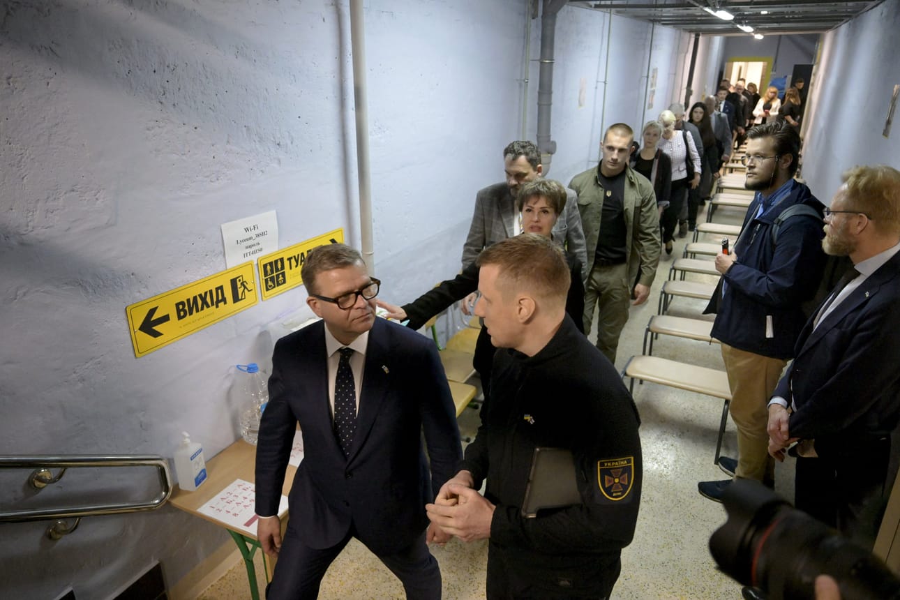 Suomen pääministeri Petteri Orpo saapui torstaina Kiovaan Ukrainassa, jossa hän haluaa osoittaa Suomen tukea Ukrainalle.