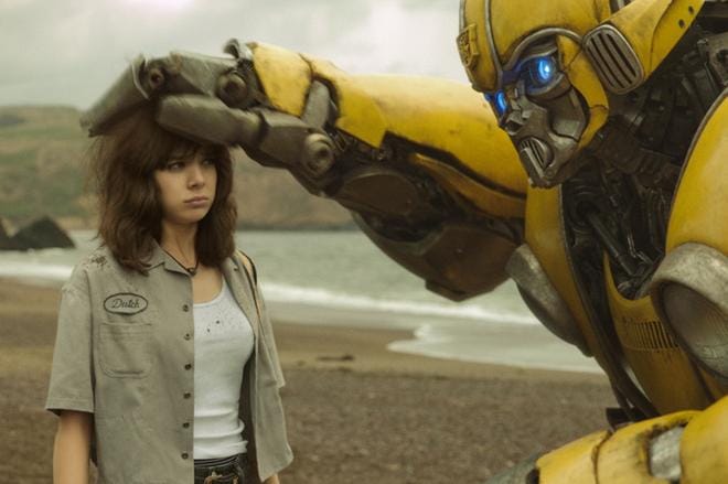 Charlie (Hailee Steinfeld) nimeää keltaisesta kuplavolkkarista paljastuneen autobotin Kimalaiseksi elokuvassa Bumblebee.