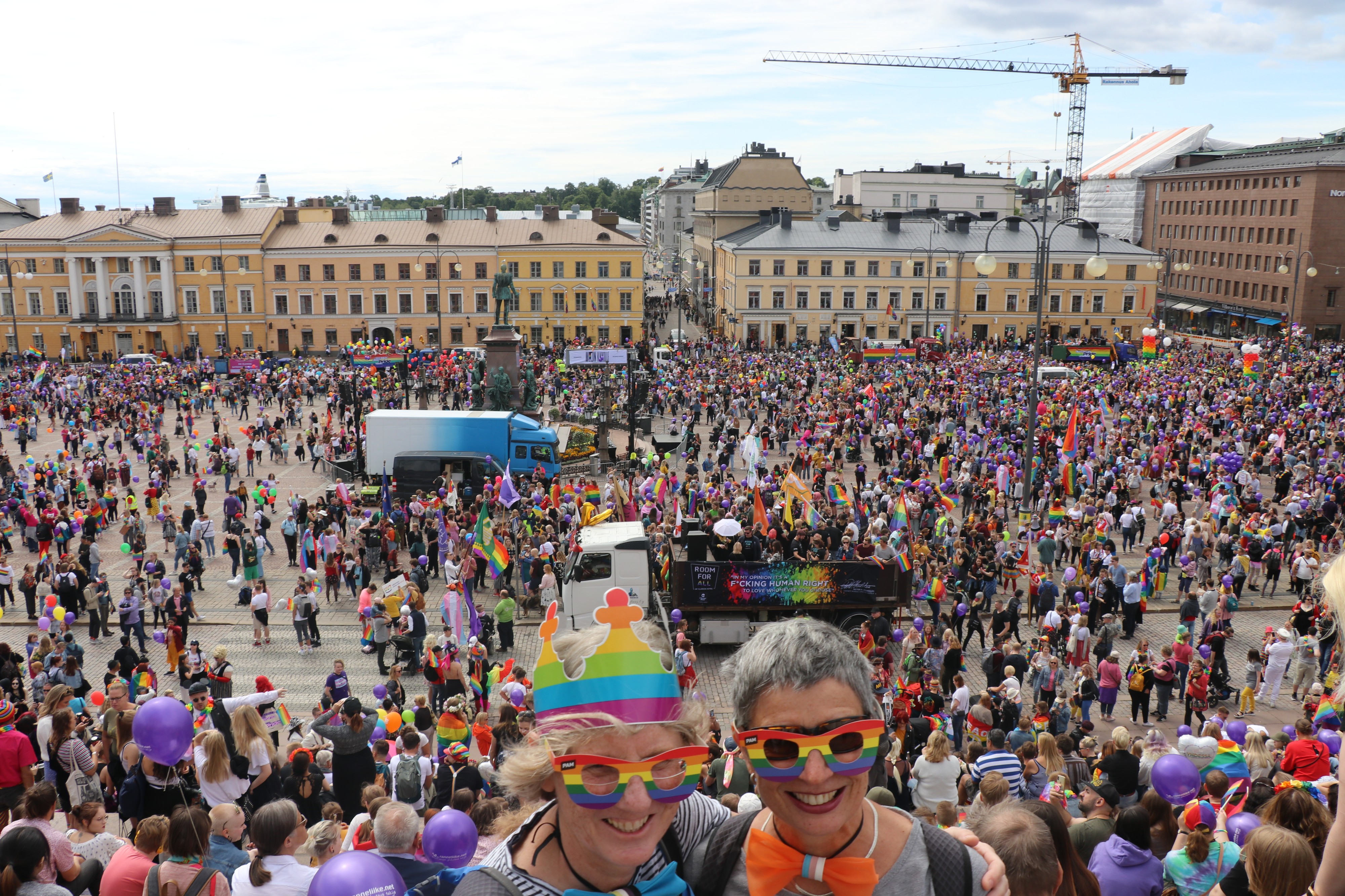 Tuhansien suomalaisten lisäksi Pride-kulkueeseen osallistui myös ulkomaalaisia. Saksasta lomalle Helsinkiin tulleet Gudrun ja Marion osallistuivat ilomielin Pride-kulkueeseen.