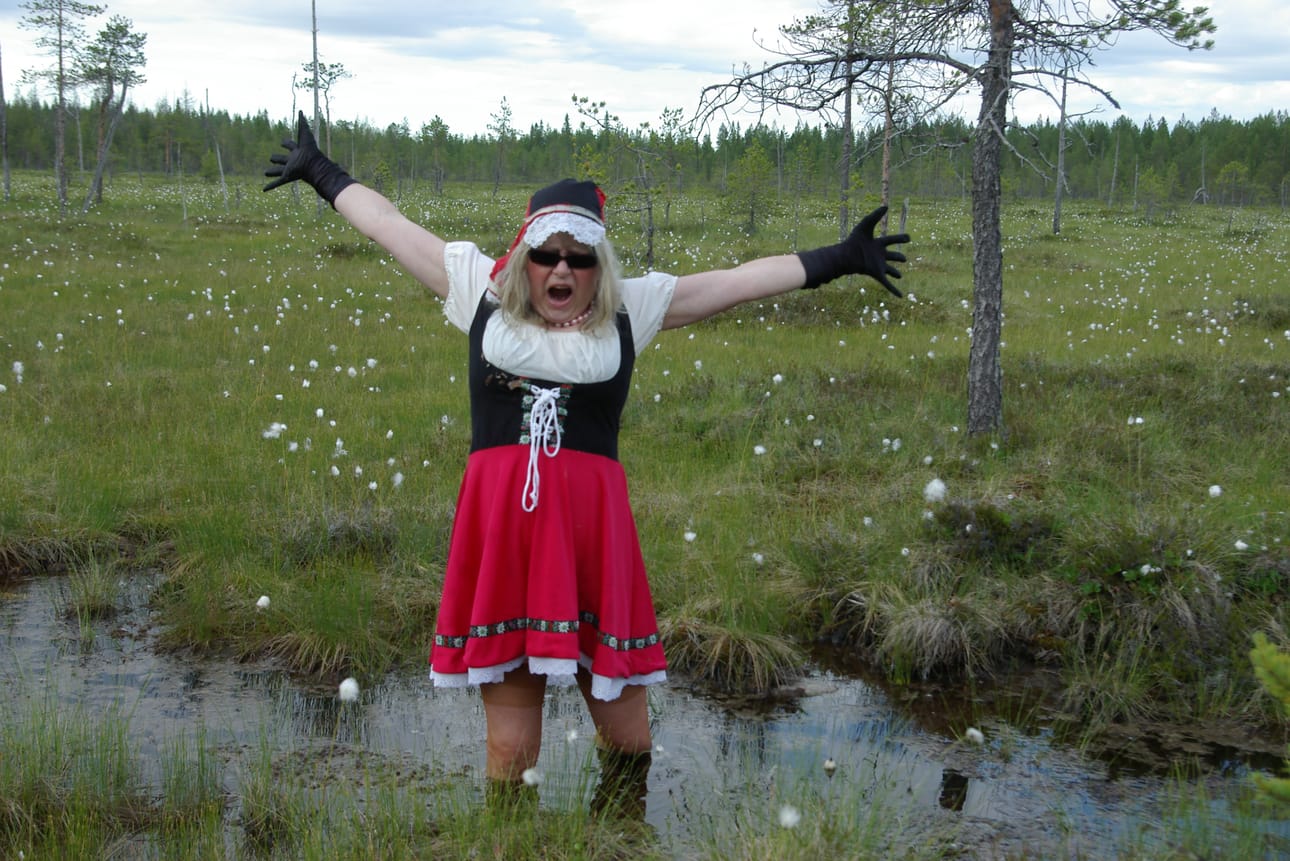 Siuruan Kansantasavallan edustaja tutustuu ennakkoon suohon.