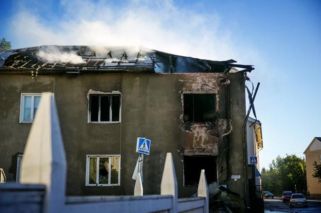 Palosaarella Vaasassa sijaitseva pienkerrostalo tuhoutui pahoin elokuussa 2015 syttyneessä tulipalossa. ARKISTOKUVA: TIMO ANNANPALO
