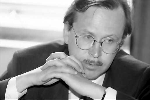 Tutkitaan . Professori Alpo Rusi ei kommentoi Stasi-epäilyjä. Rusin kansanedustajaehdokkuus voi olla vaakalaudalla.