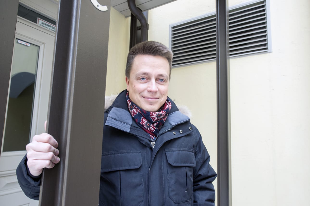 Muslimeja ei kohdella Suomessa tavallisina ihmisinä, sanoo tutkija Atte Kaleva. Joko käsissä on silkkihansikkaat tai leimakirves, mikä vääristää islamiin liittyvän keskustelun.