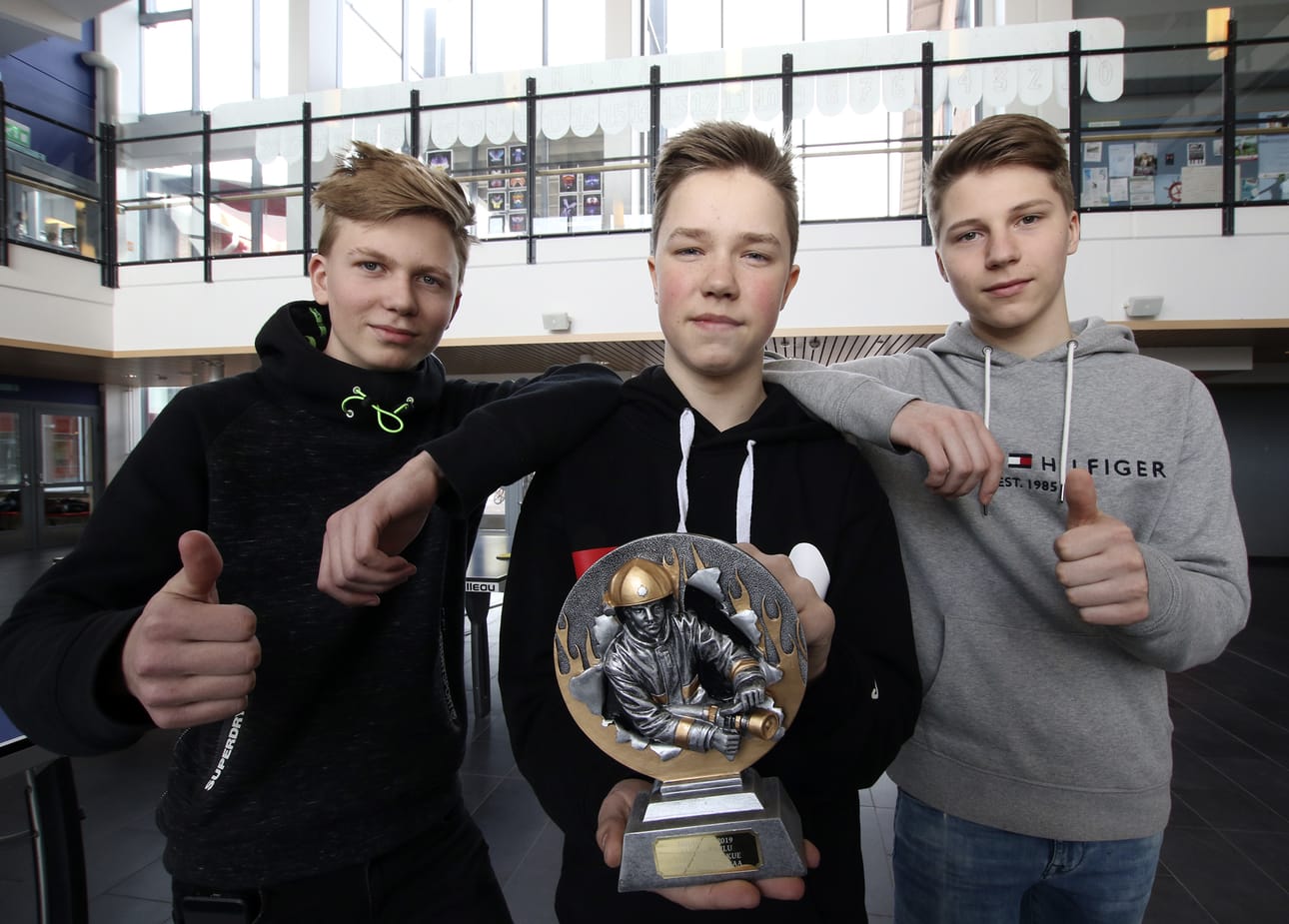 Juho Paldanius (vasemmalla), Aleksi Pietilä ja Otto Sipola edustavat Oulu-Koillismaan pelastuslaitosta torstaina NouHätä! -kilpailun valtakunnallisessa finaalissa. Aluekilpailusta palkinnoksi tuli hieno pokaali.
