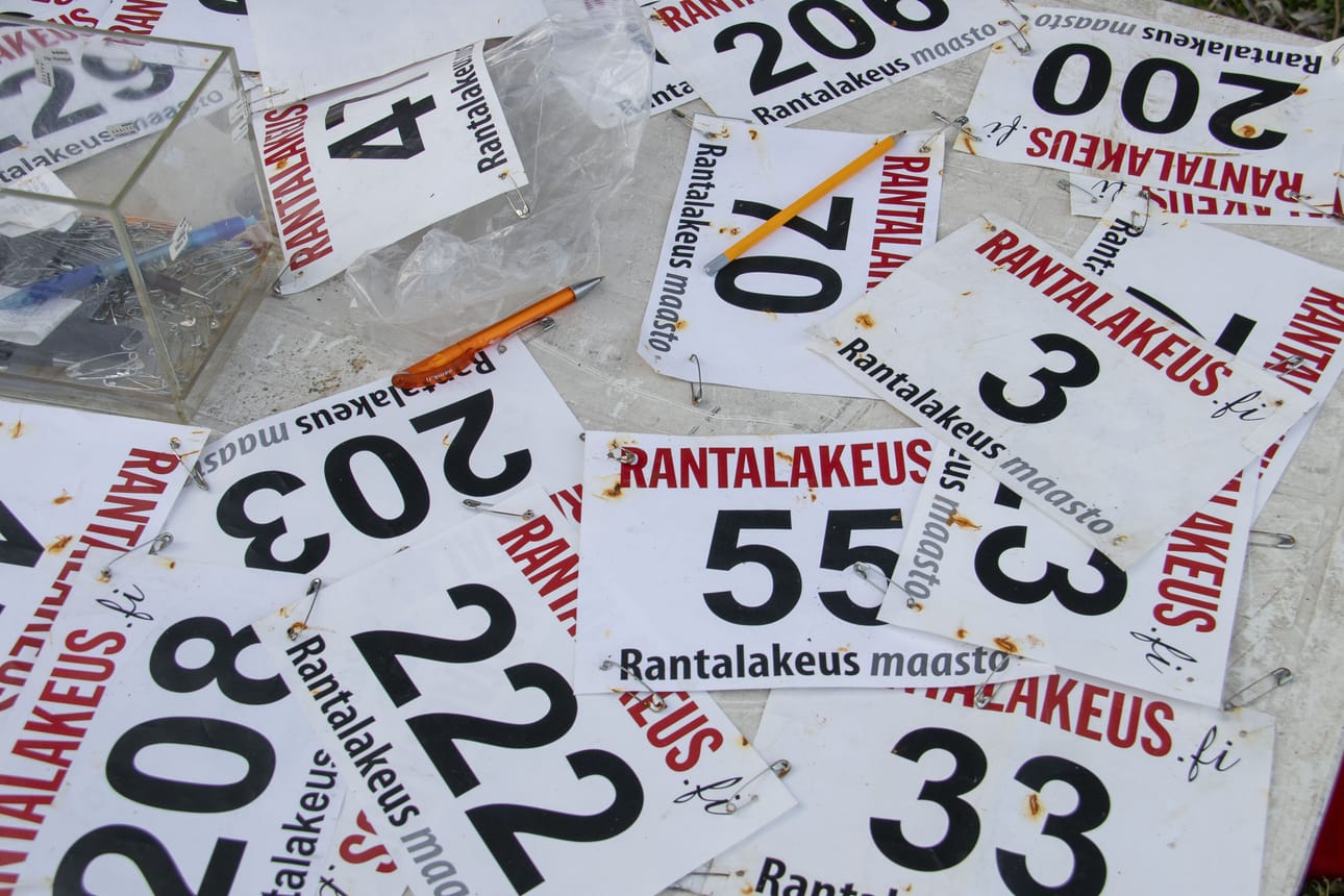Jokaisesta juoksusuorituksesta saa yhden arvontalipukkeen. Päätöstilaisuudessa juoksijoiden kesken arvotaan sadan euron lahjakortteja.