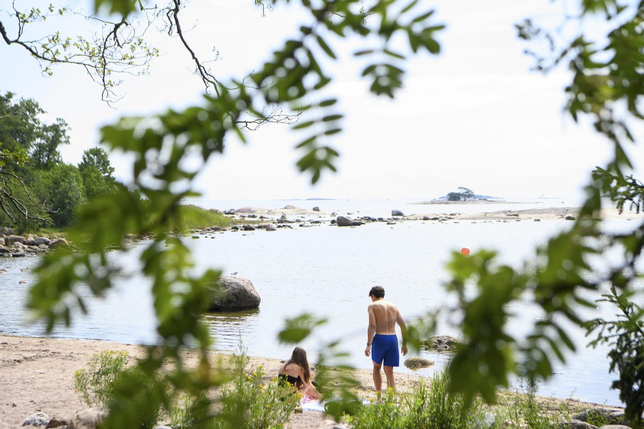 Suomen yleisten rantojen uimavesistä 93 prosenttia on luokiteltu laadultaan erinomaiseksi tai hyväksi, kertoo THL. LEHTIKUVA / Aada Petäjä