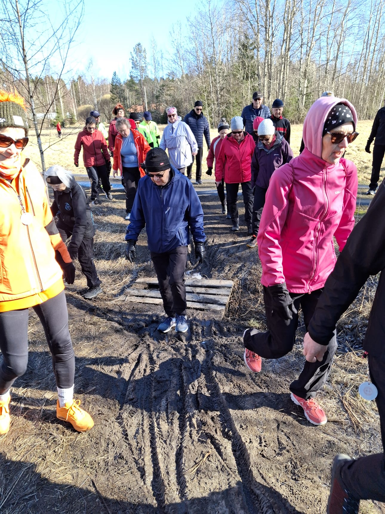 Lauantaikävelyn osallistujia viime viikonloppuna. Vappuna tapahtuma täyttää viisi vuotta.