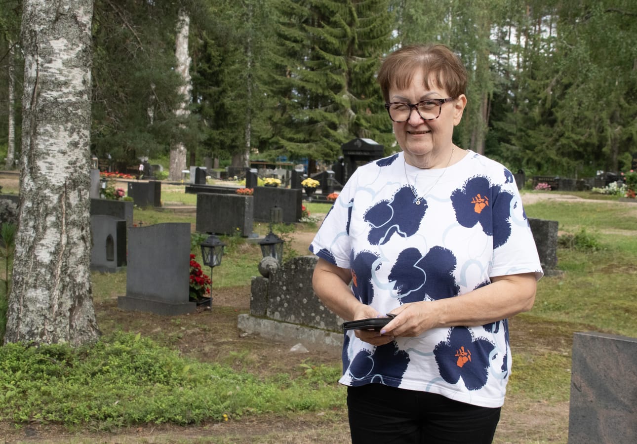Siikalatvan seurakunnan talouspäällikkö Riitta Havela oli torstaina tutustumassa Rantsilan hautausmaalla hoitohautojen kukkakumpujen kuntoon. Havela totesi kuluneen kesän olleen kukkien hoidon kannalta haasteellinen, kun ennen helteitä oli kylmää ja sateista.