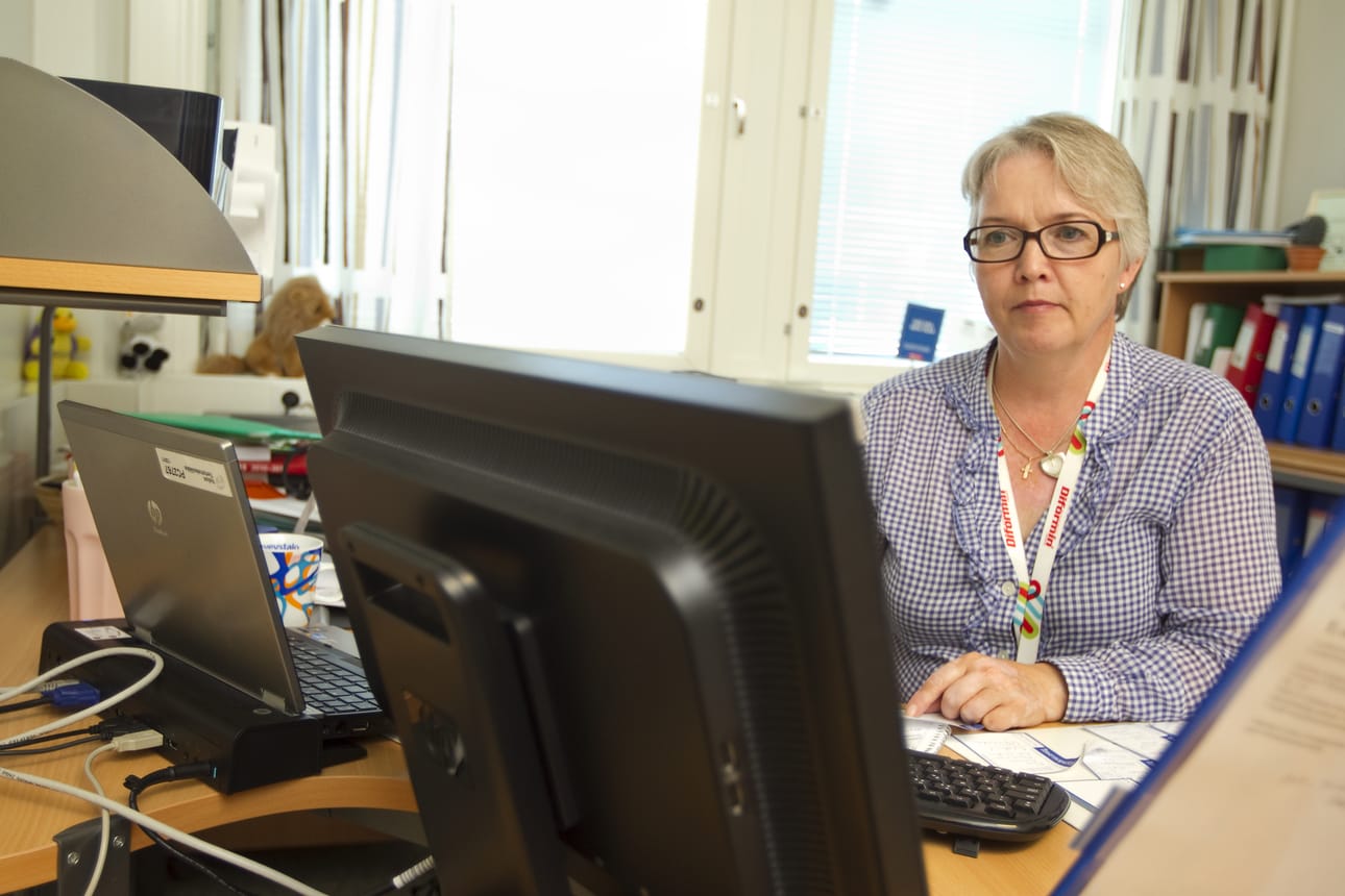 Tällä hetkellä vain Kaakkurin terveysaseman lääkäreillä on käytössään kaksi näyttöä. ”Se helpottaa työtä, kun toisella näytöllä voi pitää potilastietojärjestelmän ja toisella jotain muuta”, hallinnollinen apulaisylilääkäri Eila Erkkilä kertoo työhuoneessaan Oulun kaupunginsairaalalla.