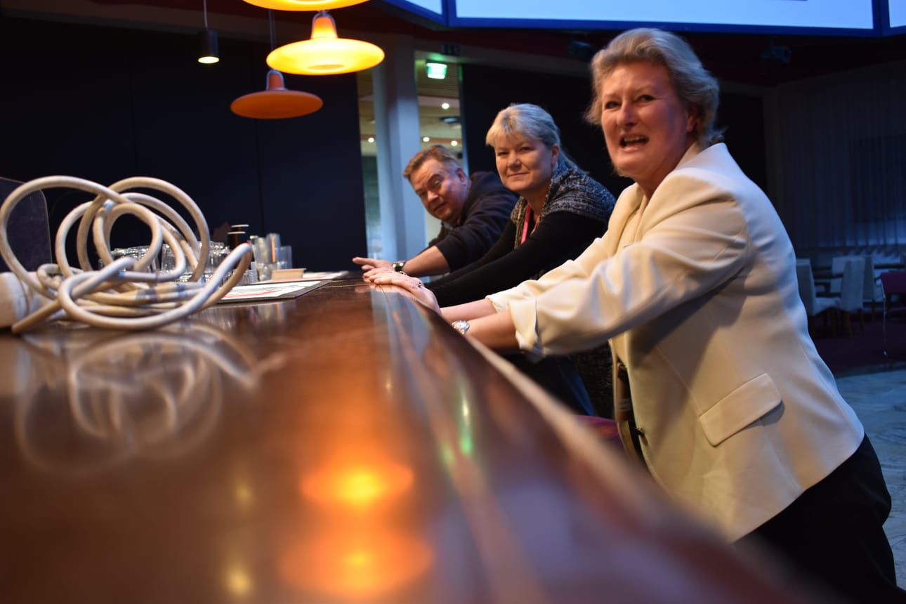 Merja Laaksovirta näyttää miten baaritiskillä punnerretaan ennen drinkkiä. Sinikka Siikaluoma ja Harri Laurila testaavat. Kuusamon Näyttämö ja Suomen Harrastajateatteriliitto juhlivat Kuusamossa katsomalla teatteria ja kouluttautumalla.