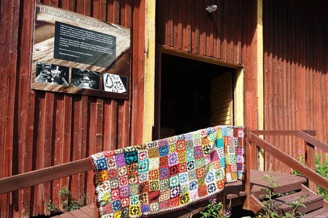 Lehtimäen kotiseutumuseolle lahjotettu Kuljun peitto on yksi paikkakunnan historiasta kertova kotitarvike. Anneli ja Asseri Kuljun lahjoituksen jälkeen on museolle tuotu lisääkin kauniita peittoja. KUVA: ANNIKKI OJALA