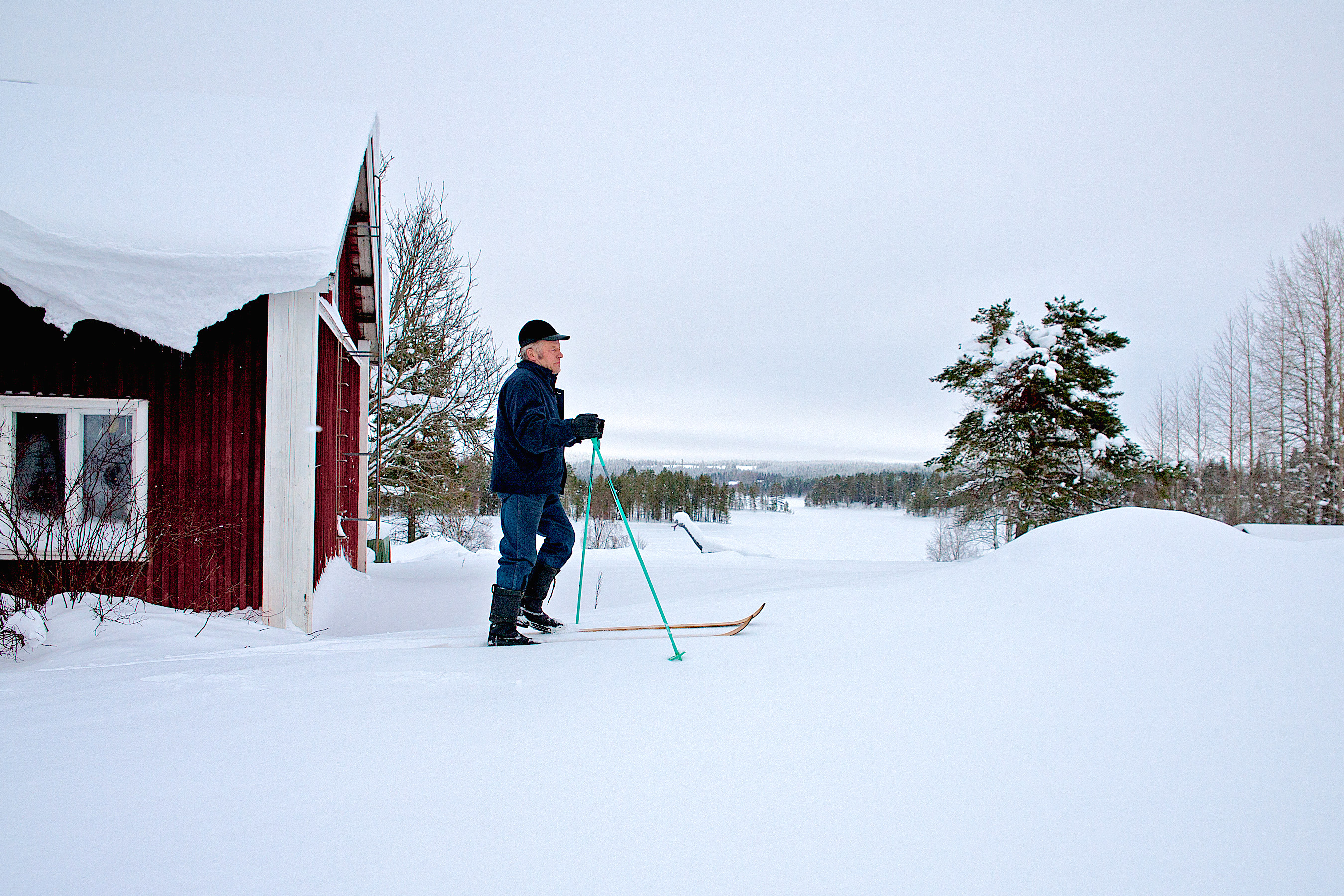 Reijo Uusitalo kotimaisemissaa Loukusanjärven rannalla.