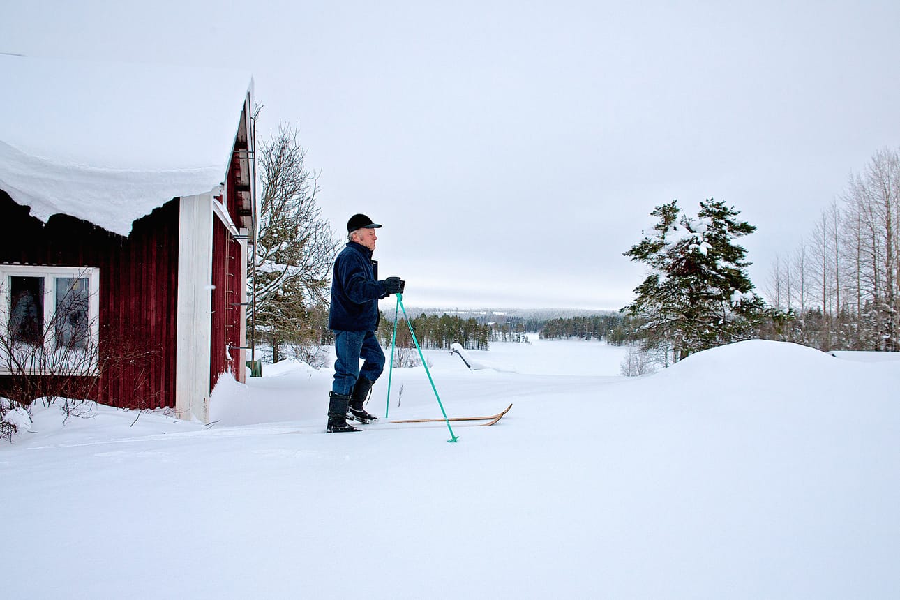 Reijo Uusitalo kotimaisemissaa Loukusanjärven rannalla.