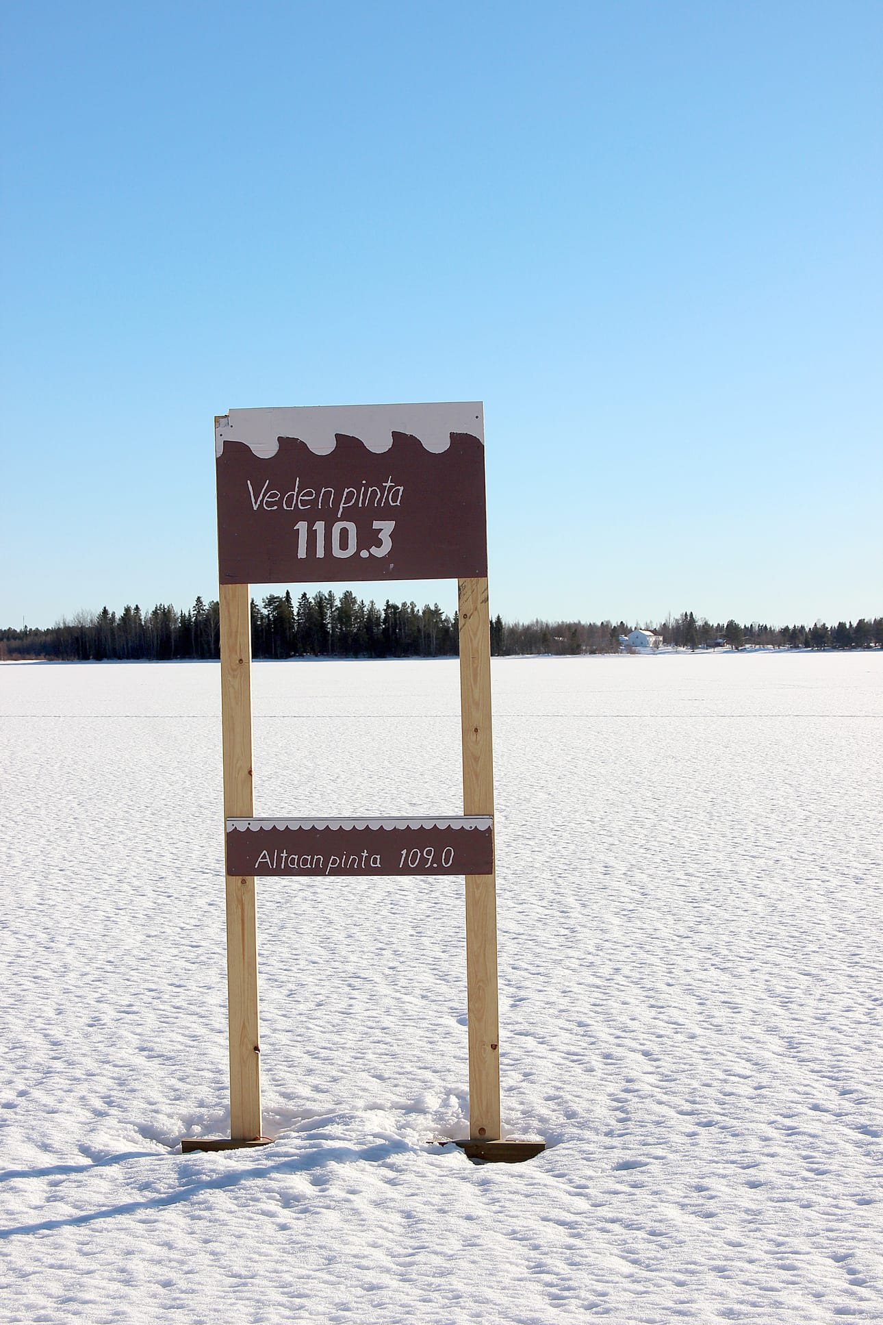 Altaan vastustajien Havulan rantaan pystyttämän kyltin mukaan vedenpinnan maksimikorkeus Pudasjärven Havulanrannassa olisi tämä, mikäli Kollaja rakennettaisiin. Edellisen kerran vesi kävi tässä korkeudessa vuonna 2000, jolloin tulvahuippu oli lukemissa 110,48 metriä merenpinnasta. Alempana merkittynä varsinaisen altaan tuleva pinta.