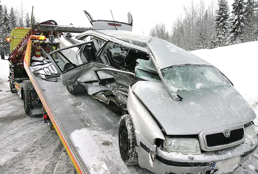 Heittelehtimään lähtenyt auto romuttui täysin.