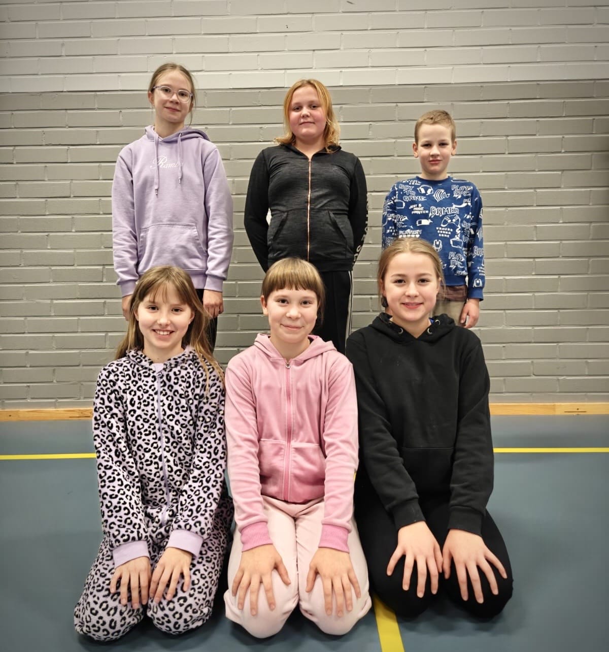 Palkitut julistetaiteilijat: Eevi Kulmala (ed. vas.), Miina Riihioja ja Ilona Jouppila. Takana Anni Sepponen (vas.), Fiona Mäntymäki ja Asser Elgbacka.
