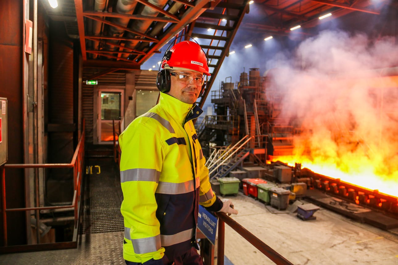 Outokummun Tornion terästehdas oli tuttu tehtaanjohtaja Jari Tikkaselle jo ennestään kuudelta kesältä 1990-luvulta. Tehdasintegraatin koko on sen jälkeen kasvanut selvästi. Tällä kuumavalssaamon etuvalssaimella Tikkanen oli kesätöissä kolmekymmentä vuotta sitten.