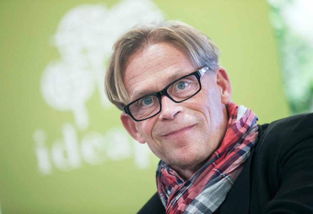 Liikemies Toivo Sukari oli mukana urakkasopimusten allekirjoitustilaisuudessa.