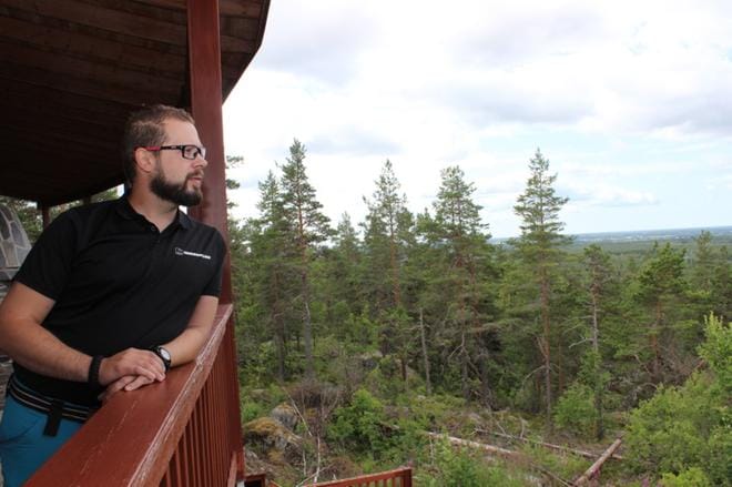 Minulla on hyvät välit entisen puolison kanssa ja yhteisiä lapsia, eli elämän perusasiat ovat kunnossa. Tulevat vuorikiipeilyt suuntaavat katsettani eteenpäin, Juuso Kivelä kertoo Pyhävuorella tutuissa lenkkimaastoissa. KUVAT: LOTTA KALLIO