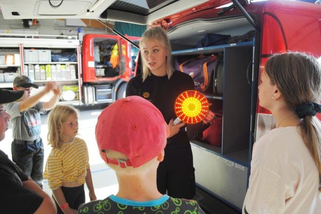 Palomies Emilia Sippola esitteli lapsille sammutusauton välineistöä. KUVAT: EEVA-LIISA KULJU