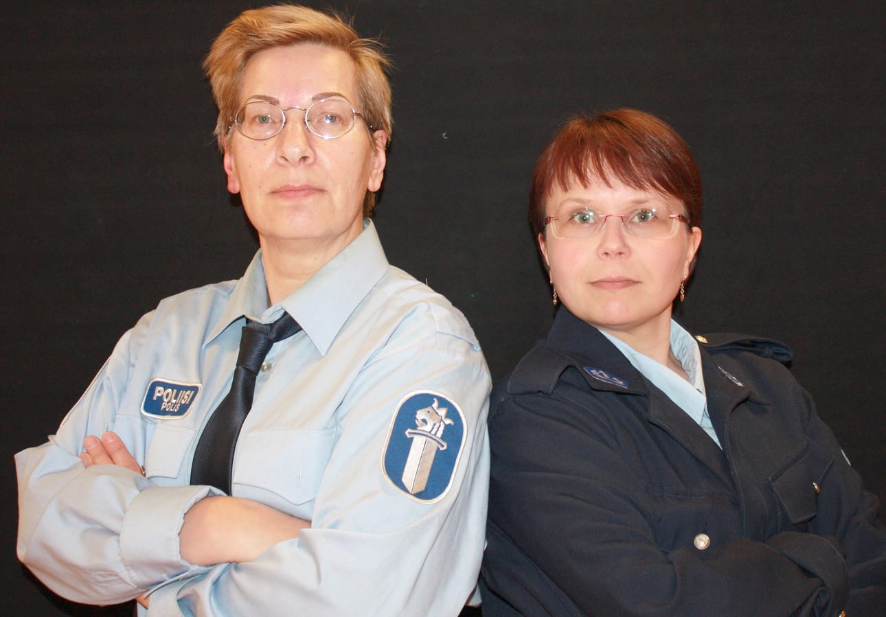 Taina Karjalainen ja Anne Ollila esittävät Rikoksen riivaamissa poliisikaksikkoa, joka tutkii rikoksia.