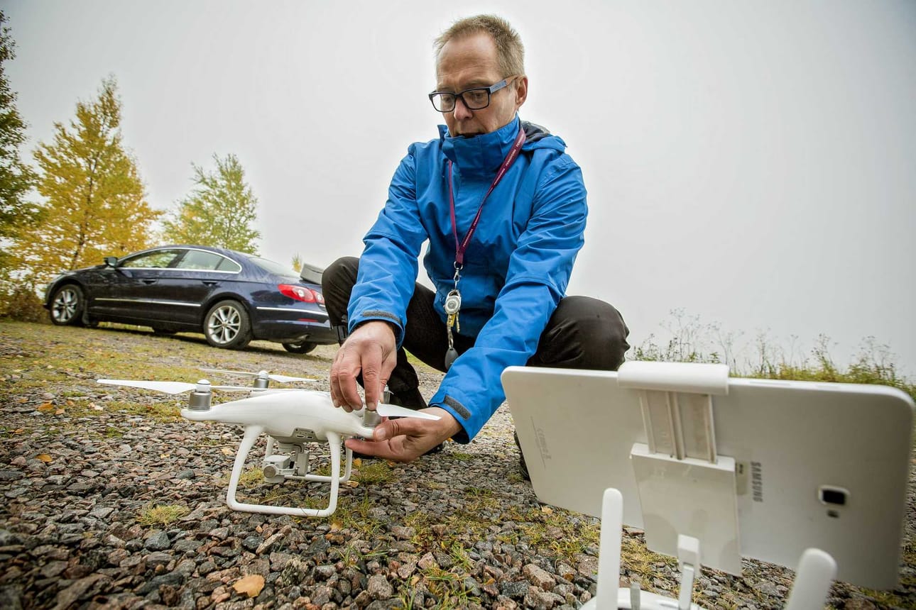 Drone nostetaan ilmaan maasta. Tasainen alusta on paras.