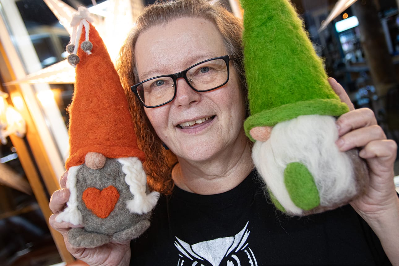 Jaana Juotasniemi vetää huovutustyöpajoja Rukan olkkarilla. Hänen johdollaan on askarreltu joulutonttuja ja pöllöjä.