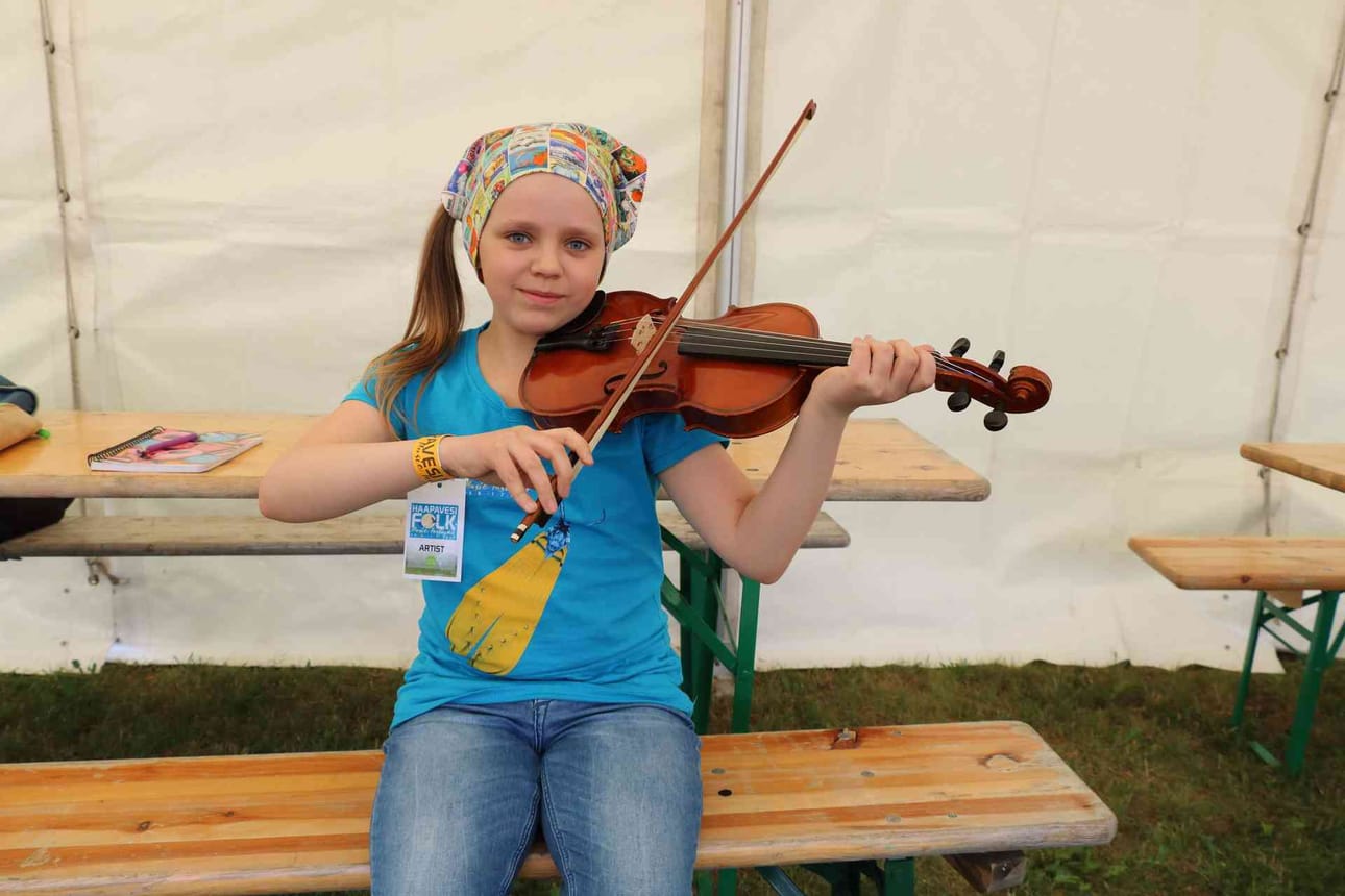 Tuposlainen Ella Pengerkoski on jo kokenut soittaja. Musisoivan perheen pojat Veikka ja Joona soittavat harmonia ja pikkusisko aikoo aloittaa viulunsoiton.