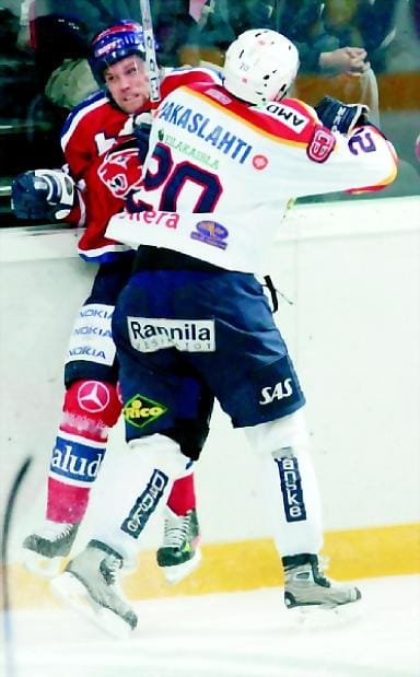 Tuuppaus. Jokerien Petri Pakaslahti antaa kyytiä IFK:n Pasi Saariselle.