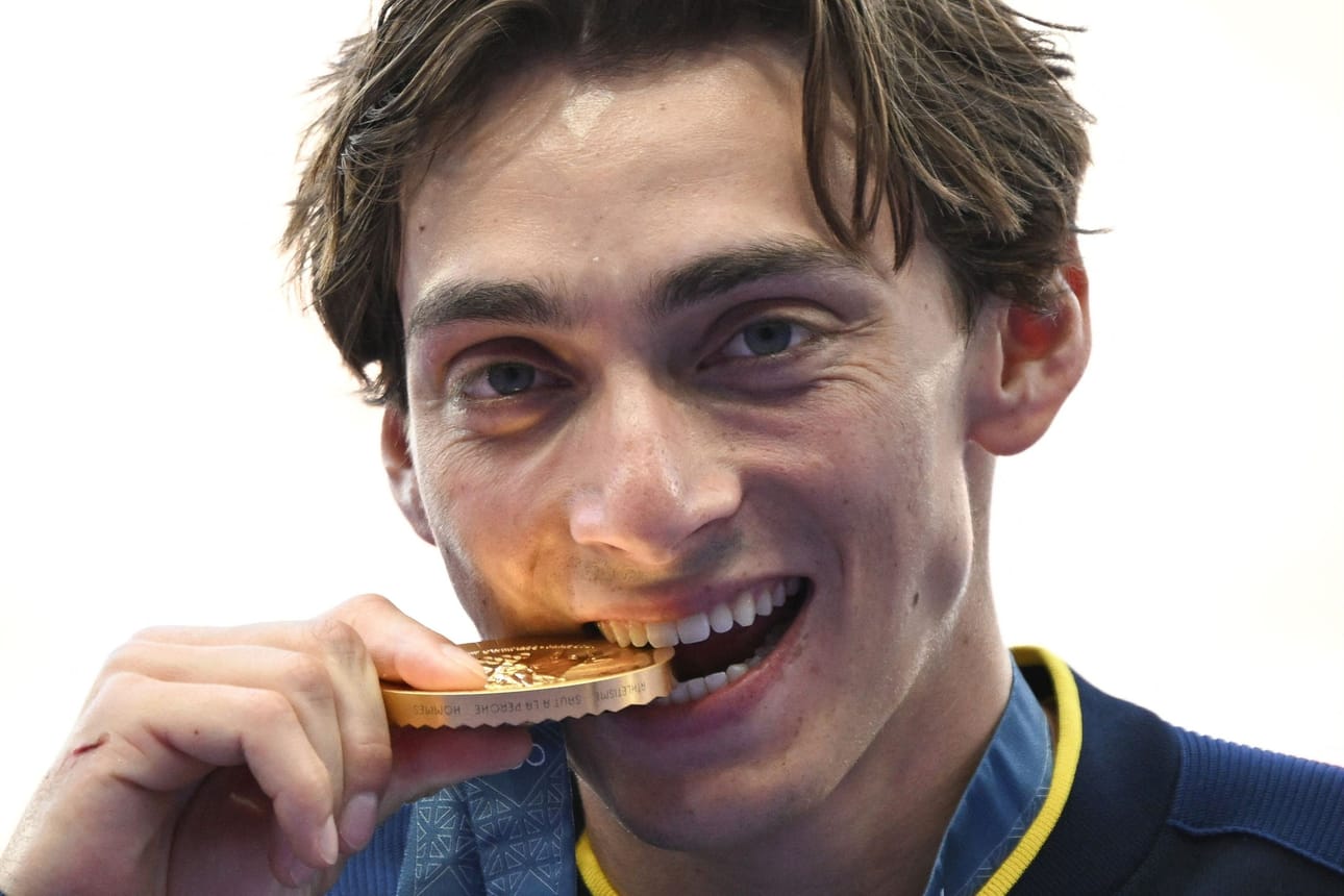 Ruotsin Armand Duplantis voitti Pariisin olympiakisoissa seiväshypyn kultamitalin. LEHTIKUVA / AFP