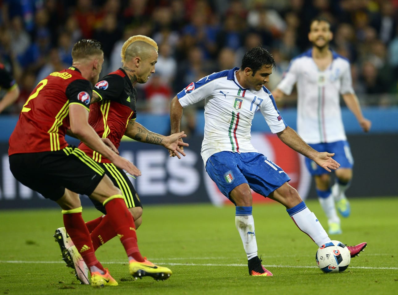 Italia siirtyi ensimmäisellä puoliajalla 1-0-johtoon Belgiaa vastaan.