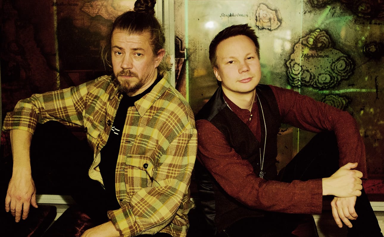 Niillas Holmberg esiintyy Rovaniemellä myös yhdessä Mir-0:n kanssa. Esitys yhdistää musiikkia, joikua ja runonlausuntaa livelooppaamalla.